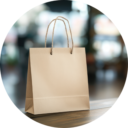 Braune Papiertüte mit Kordelgriffen steht auf einem Holztisch, im Hintergrund verschwommen ein heller Innenraum.