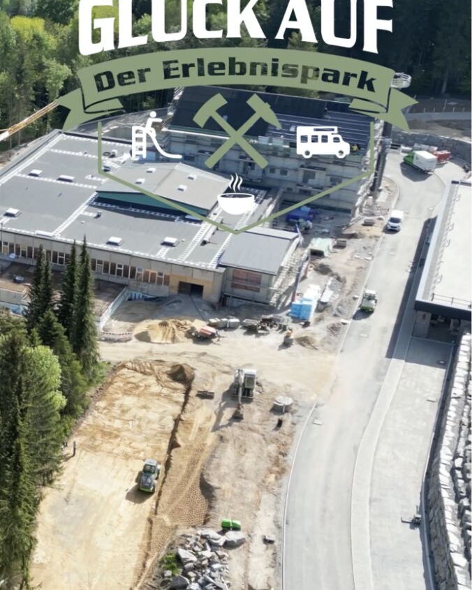 Luftaufnahme der Baustelle des Erlebnisparks mit Logo „Glück Auf“.