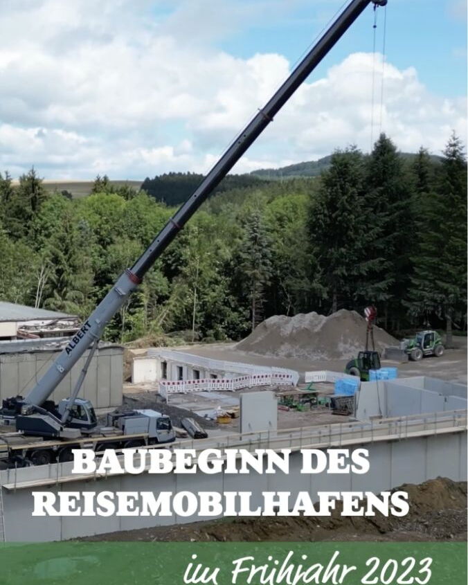 Baustelle mit Kran und Baufahrzeugen, Text „Baubeginn des Reisemobilhafens“.